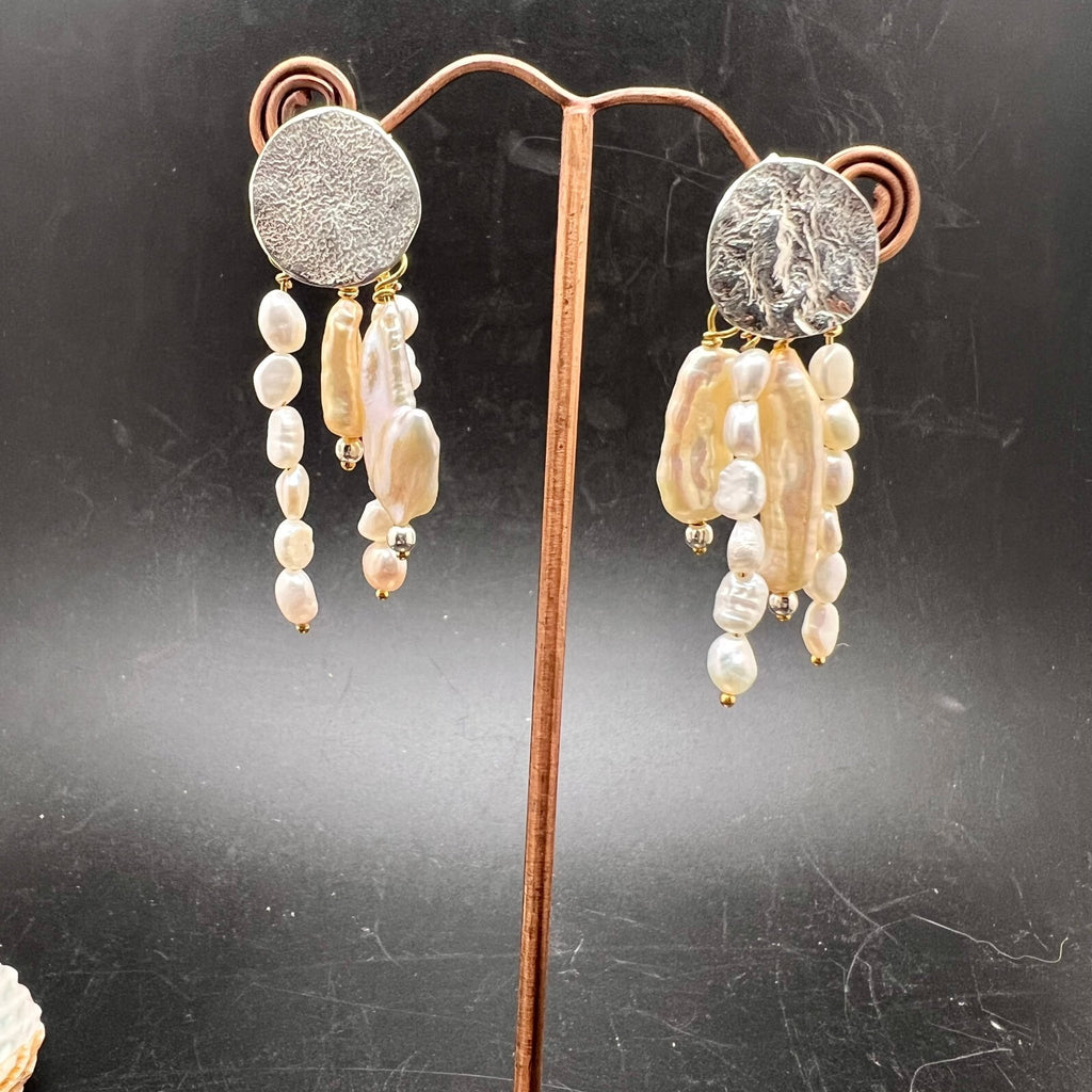 Silver sand and pearls earrings.