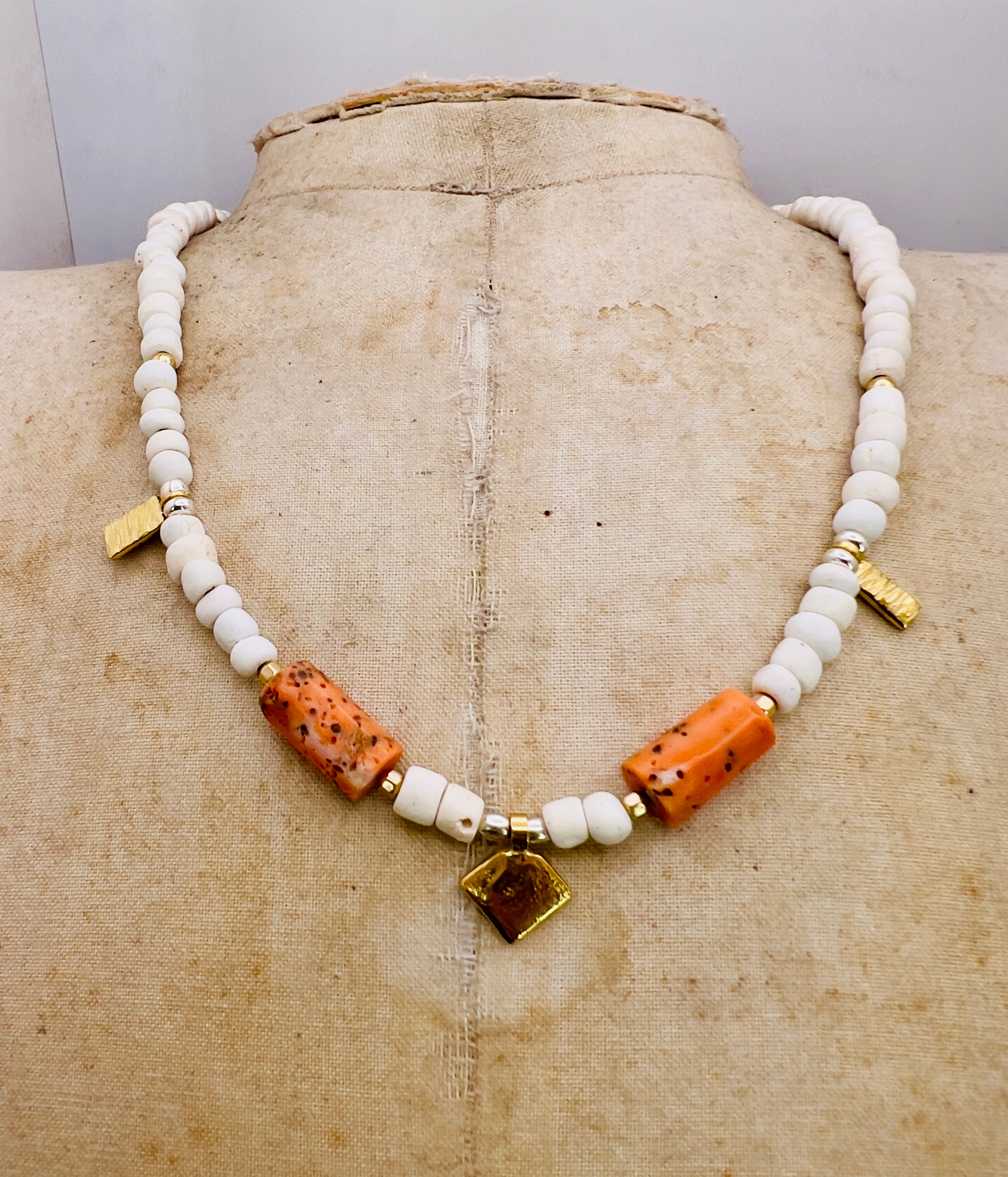 Vintage coral and porcelain beads necklace - wide set