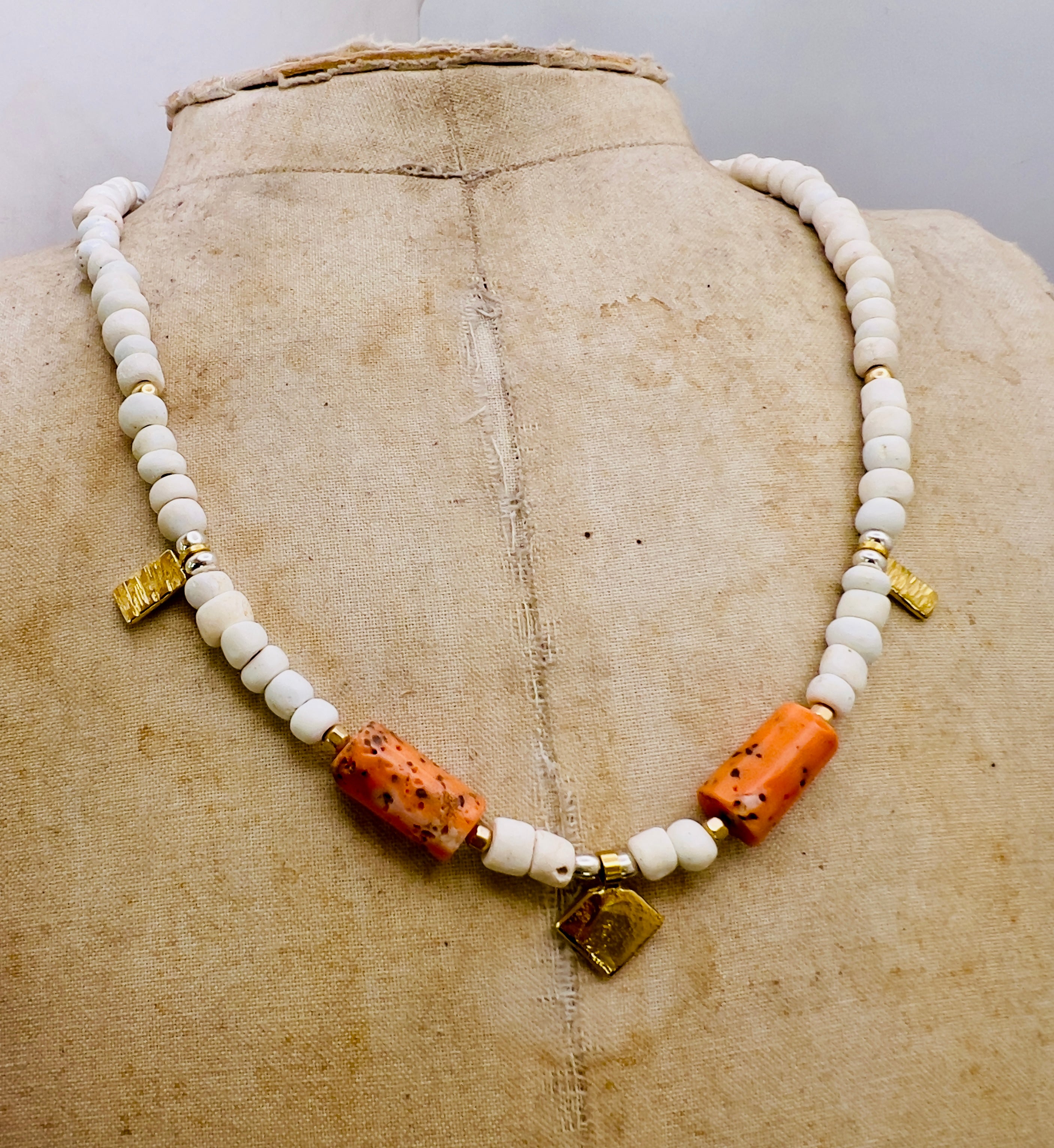 Vintage coral and porcelain beads necklace - wide set