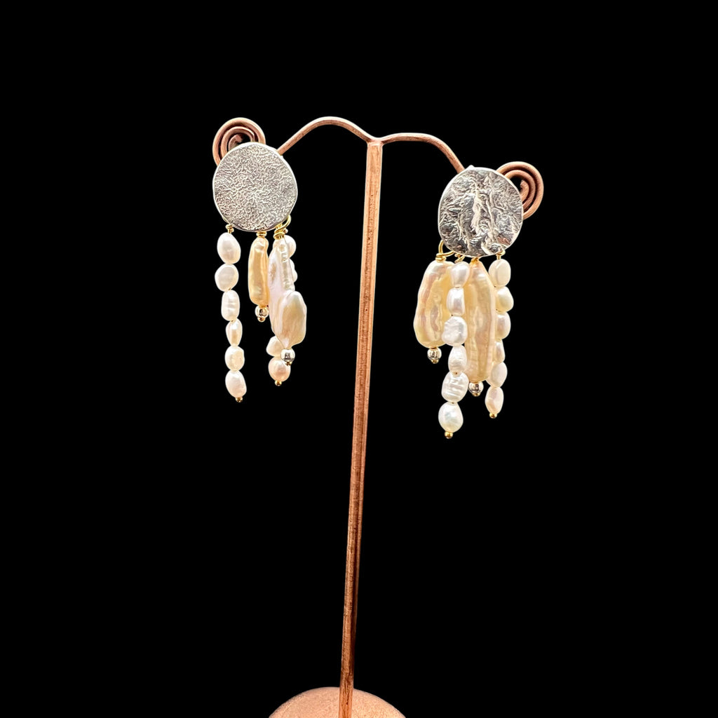 Silver sand and pearls earrings.