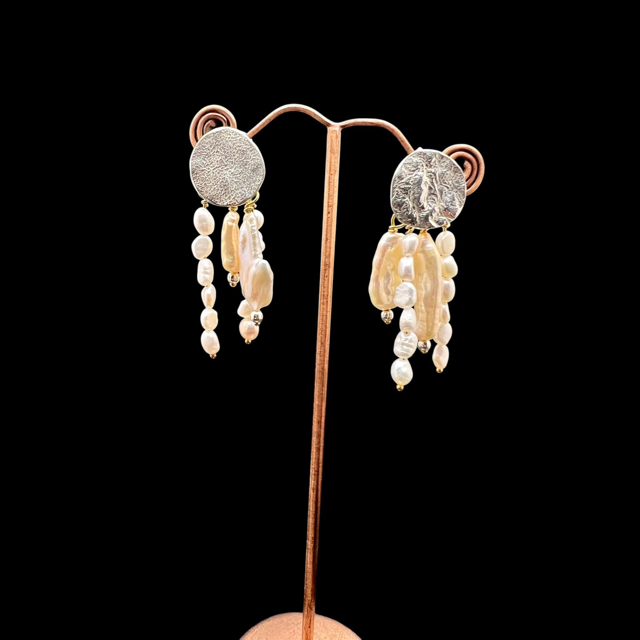 Silver sand and pearls earrings.