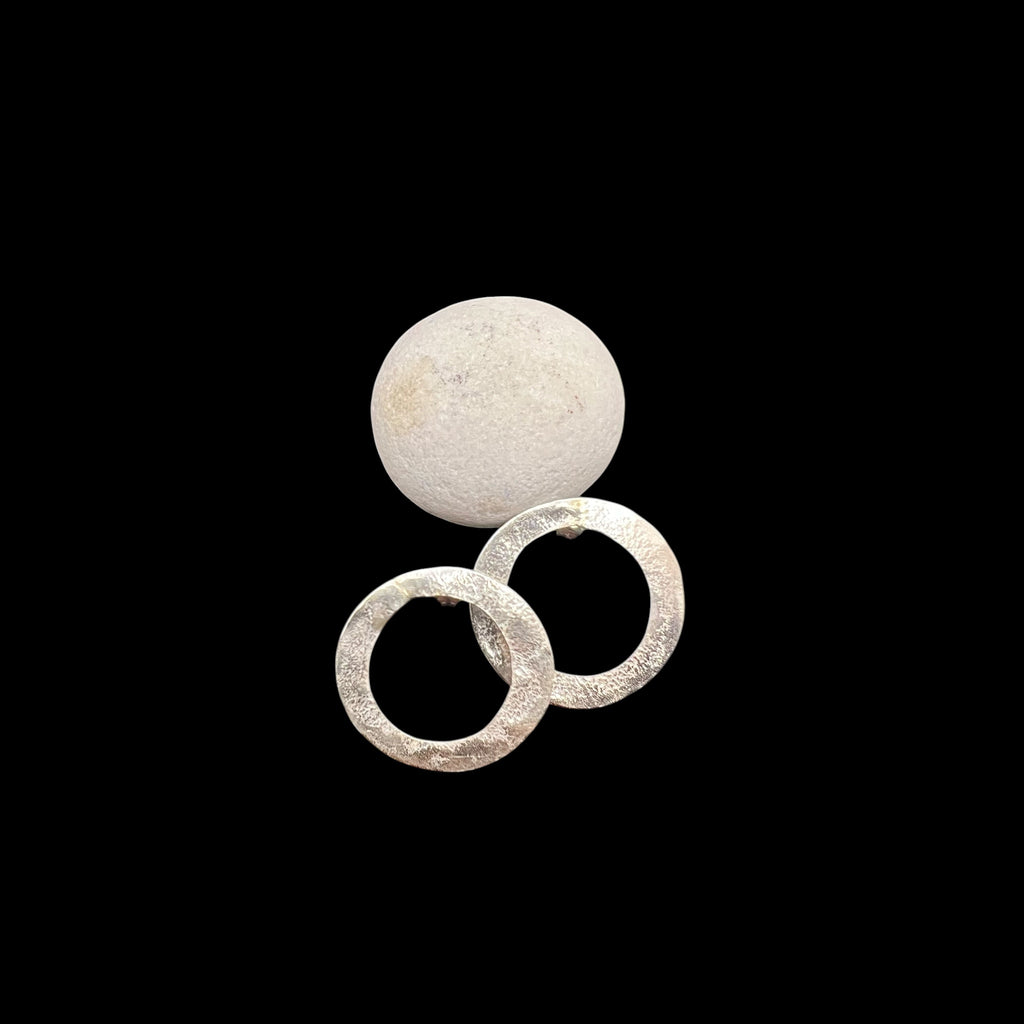 Simple textured circle earrings.