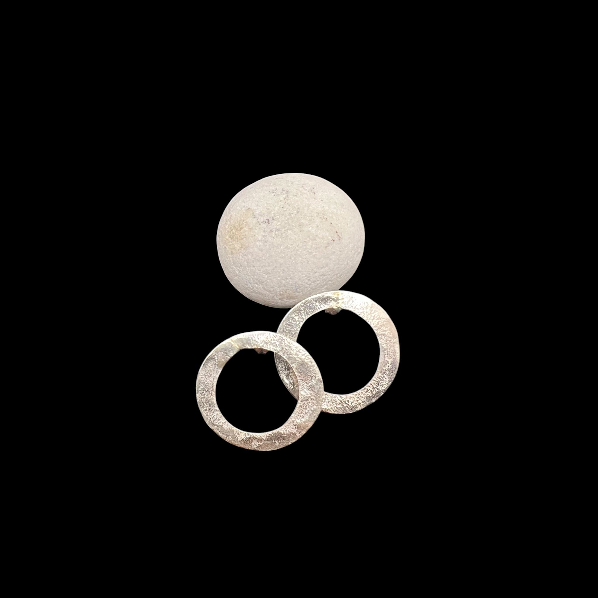 Simple textured circle earrings.