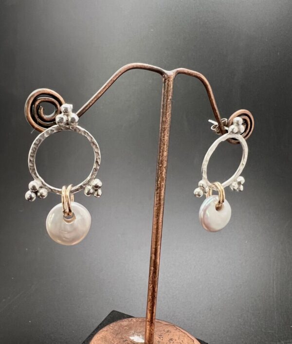 Silver Mata pearl earrings - Image 3
