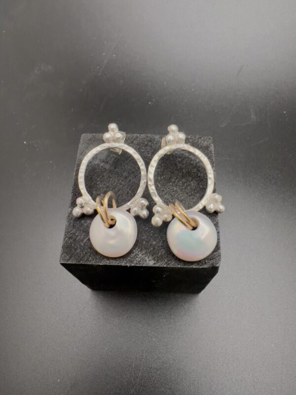 Silver Mata pearl earrings - Image 2