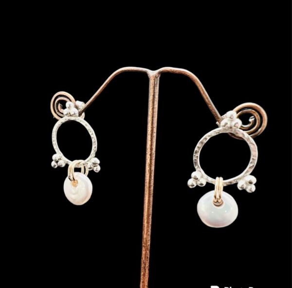 Silver Mata pearl earrings - Image 4
